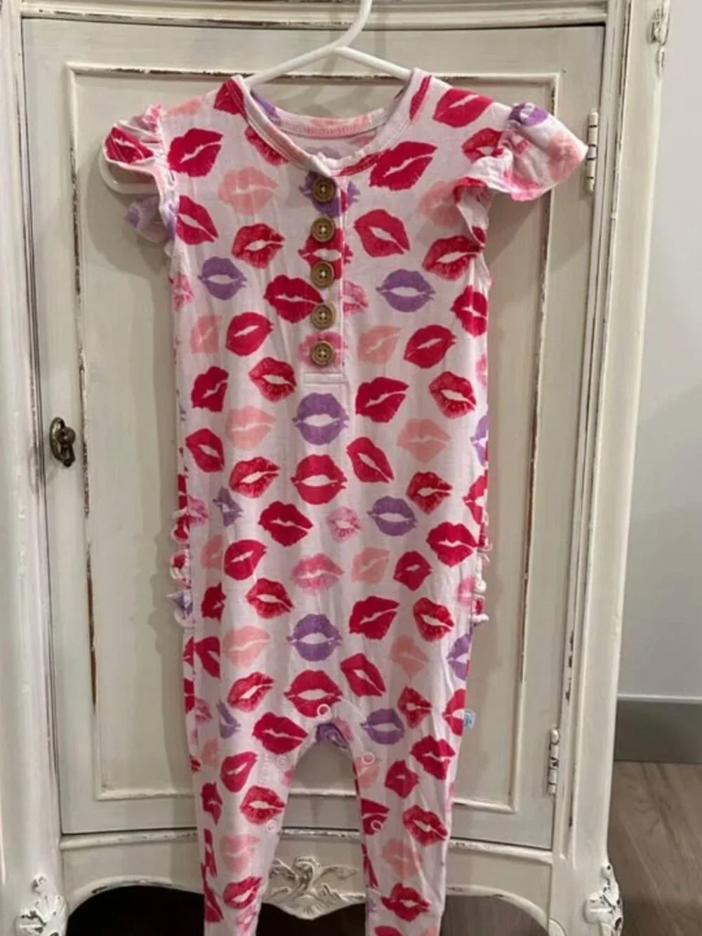 Posh Peanut Kisses Onesie Size 9-12 Months